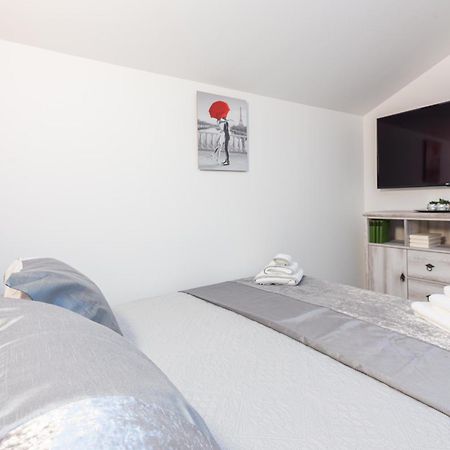Apartments Cro Adria Stay Medulin Bagian luar foto